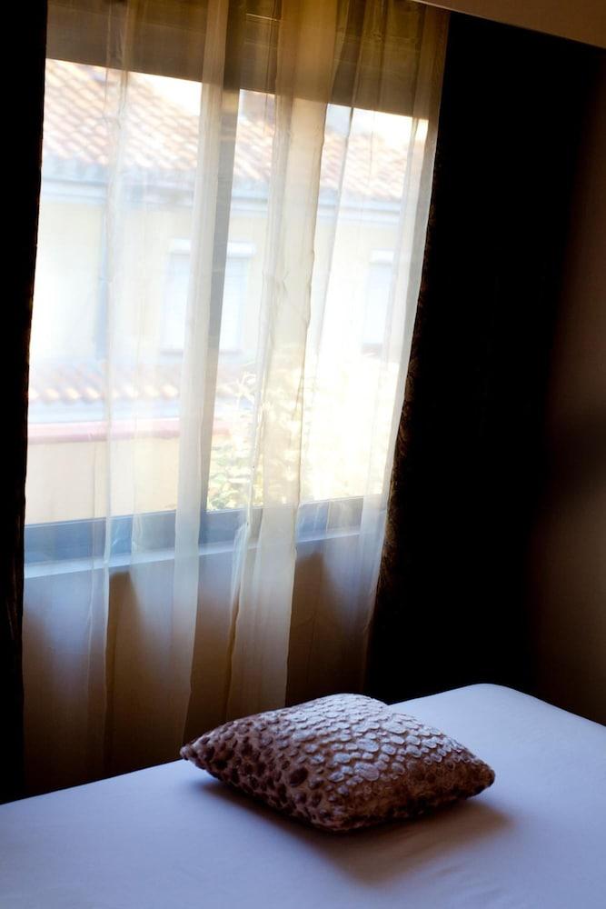 Thc Tirso Molina Hostel Madrid Dış mekan fotoğraf